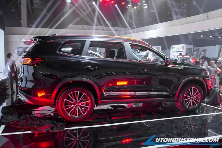 Tại thị trường Philippines, giá xe Chery Tiggo 8 Pro 2022 bản máy xăng có mức khởi điểm từ 1,648 triệu Peso (khoảng 730 triệu đồng). Con số tương ứng của phiên bản PHEV là 2,4 triệu Peso (1,06 tỷ đồng).