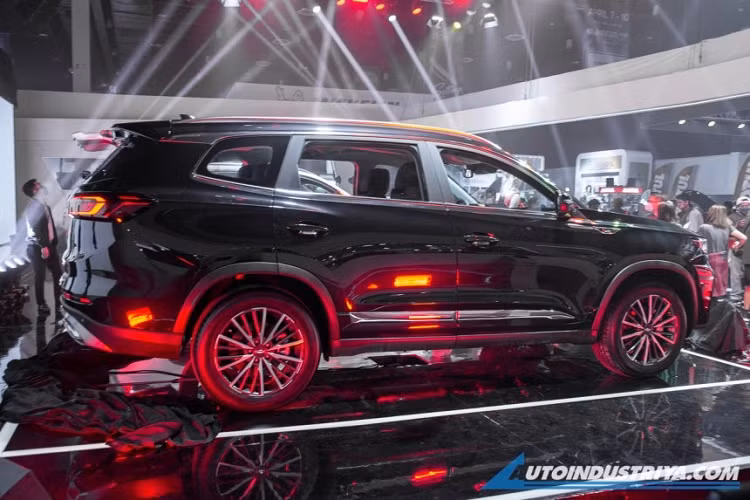 Tại thị trường Philippines, giá xe Chery Tiggo 8 Pro 2022 bản máy xăng có mức khởi điểm từ 1,648 triệu Peso (khoảng 730 triệu đồng). Con số tương ứng của phiên bản PHEV là 2,4 triệu Peso (1,06 tỷ đồng).