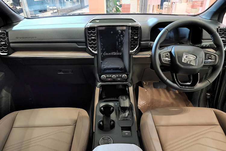 Nội thất của Everest 2022 phiên bản Titanium Plus được trang bị Ghế ngồi bọc Da, Ghế lái điều chỉnh điện 10 hướng. Ghế hành khách phía trước chỉnh điện 8 hướng Hàng ghế thứ 2 hỗ trợ gập kiểu 60:40, có thể di chuyển về phía trước và phía sau. Hàng ghế thứ 3 gập 50:50.