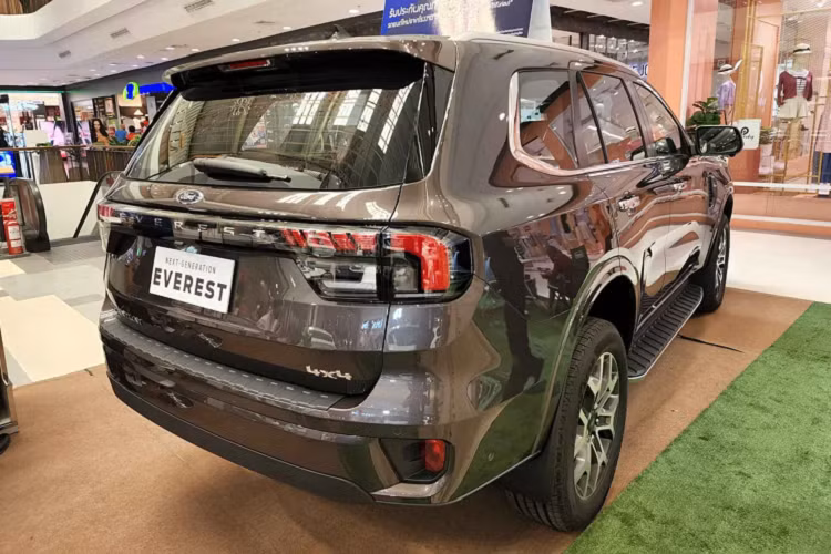 Tại thị trường Việt, trong nhiều năm qua, dòng xe SUV Ford Everest đã hấp dẫn khách hàng nhờ vào thiết kế nam tính, đi cùng với những tính năng hỗ trợ người lái, an toàn và tiện nghi nổi bật trong phân khúc.