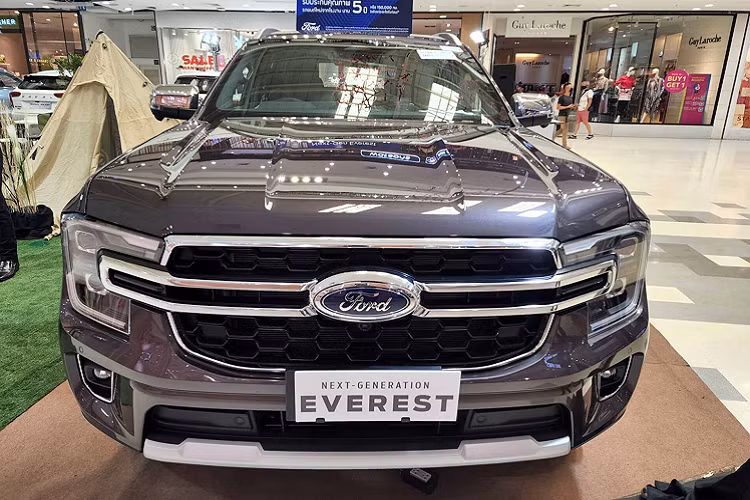 Ở phiên bản 2.0 Bi-Turbo Titanium+ 10AT 4WD này, Ford Everest 2022 mới sử dụng máy dầu tăng áp kép (biturbo) cho công suất 210 mã lực tại 3.750 vòng/phút và mô-men xoắn cực đại 500Nm tại 1.750 vòng/phút. Sử dụng kết hợp với hộp số tự động 10 cấp (10AT). Dẫn động 2 cầu (4WD). Đa chế độ lái Terrain Management System.