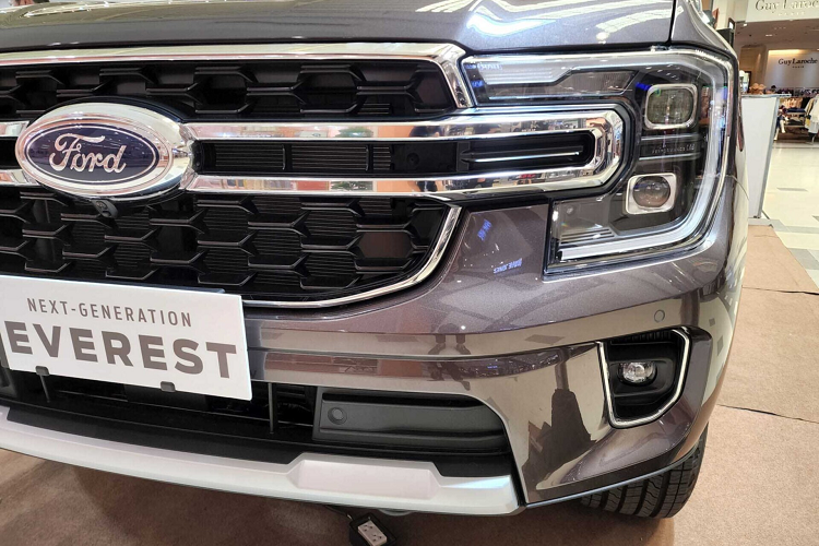 Về động cơ và hệ truyền động, Ford Everest 2022 tiếp tục sử dụng cấu hình khung gầm rời (body on frame) chia sẻ từ bán tải Ranger 2022. Everest mới có chiều dài cơ sở dài hơn 50 mm (1,9 inch) so với thế hệ cũ. Tất cả các phiên bản của Everest thế hệ mới đều được trang bị bảo vệ gầm, khóa vi sai phía sau, các chế độ lái địa hình có thể lựa chọn và hai móc kéo ở phía trước. Everest cũng có độ sâu lội nước 800 mm (31,4 inch).
