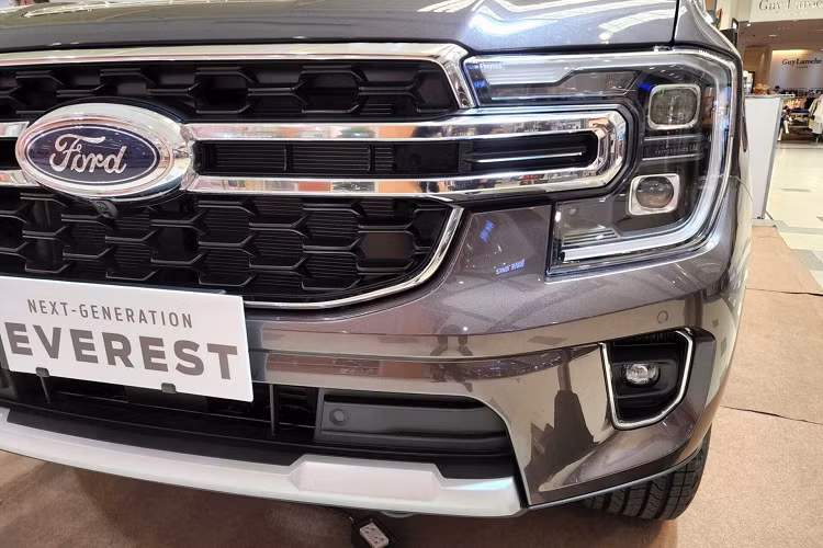 Về động cơ và hệ truyền động, Ford Everest 2022 tiếp tục sử dụng cấu hình khung gầm rời (body on frame) chia sẻ từ bán tải Ranger 2022. Everest mới có chiều dài cơ sở dài hơn 50 mm (1,9 inch) so với thế hệ cũ. Tất cả các phiên bản của Everest thế hệ mới đều được trang bị bảo vệ gầm, khóa vi sai phía sau, các chế độ lái địa hình có thể lựa chọn và hai móc kéo ở phía trước. Everest cũng có độ sâu lội nước 800 mm (31,4 inch).