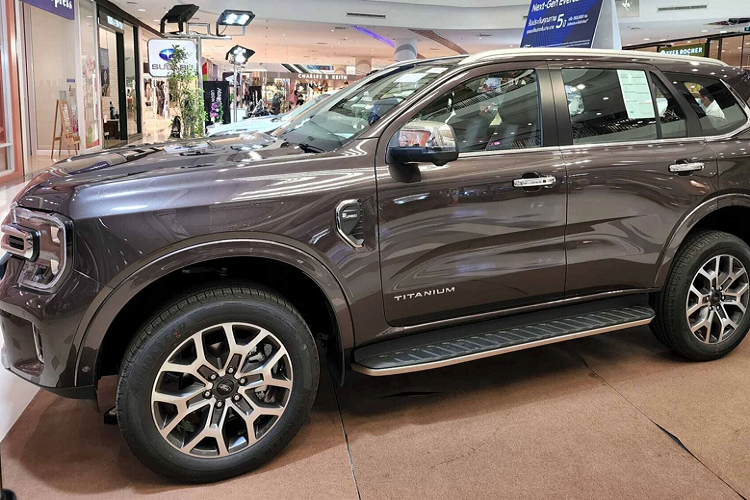 Chiếc Ford Everest 2022 bản 2.0 Bi-Turbo Titanium+ 10AT 4WD đang trưng bày tại một trung tâm thương mại ở Thái Lan này hiện đang có giá bán 1.854.000 baht (1,26 tỷ đồng) tại Thái Lan. Đây là phiên bản cao cấp nhất của dòng Everest 2022 tại Thái Lan.