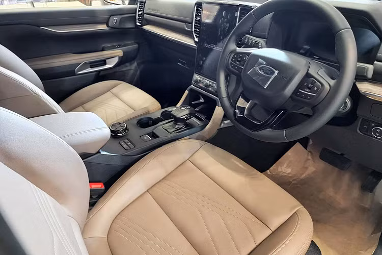 Là phiên bản cao cấp, xe được trang bị cần số điện tử, phanh tay điện tử. Đồng hồ hỗ trợ lái kỹ thuật số 12,4 inch và màn hình trung tâm 12 inch, tích hợp camera quan sát xung quanh 360 độ. Hệ thống giải trí SYNC 4A hỗ trợ lệnh bằng câu thoại. Đèn LED trang trí nội thất. Cửa sổ trời toàn cảnh. Sạc điện thoại không dây, 8 loa giải trí.