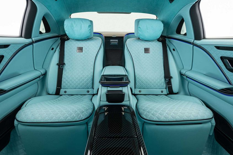 Khoang lái hiện đại với 2 màn hình kỹ thuật số cỡ lớn. Hệ thống âm thanh vòm Burmester 4D và đèn viền nội thất mang lại trải nghiệm giải trí tuyệt vời cho chủ xe.