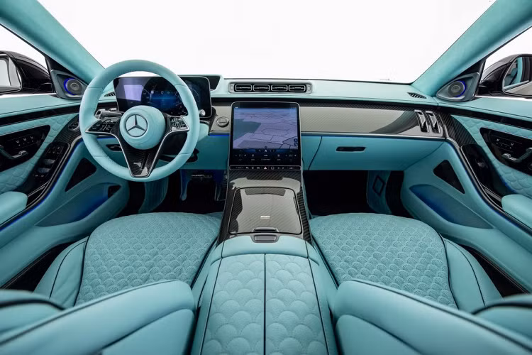 Đương nhiên, toàn bộ sự tiện nghi và xa hoa trên chiếc S-Class được bảo toàn. Brabus 600 Masterpiece được trang bị ghế ngồi hạng thương gia, tích hợp chức năng thông gió và sưởi.