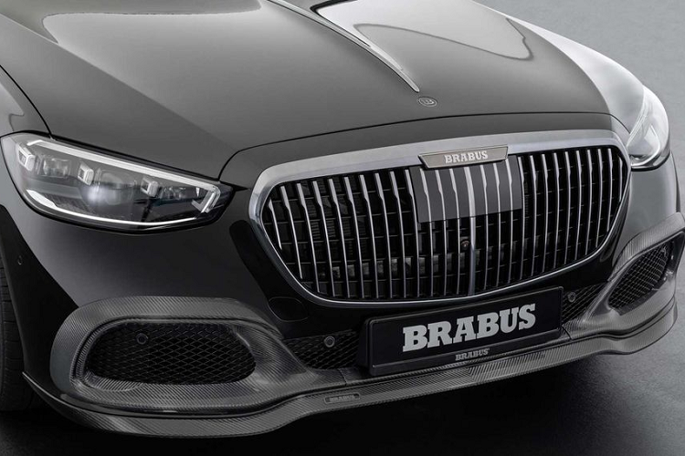 Ngoài ra, Mercedes-Maybach S580 độ Brabus còn có thêm bộ bodykit cacbon, bao gồm ốp hốc gió trước, cản trước và bộ khuếch tán phía sau. Đi kèm là lưới tản nhiệt có logo Brabus, ống xả thể thao và gói trang trí Shadow Chrome. Cuối cùng, hãng độ đã thêm logo Barbus Masterpiece trên cửa cốp và trụ D.