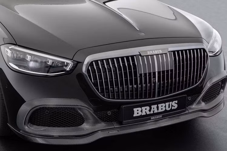 Ngoài ra, Mercedes-Maybach S580 độ Brabus còn có thêm bộ bodykit cacbon, bao gồm ốp hốc gió trước, cản trước và bộ khuếch tán phía sau. Đi kèm là lưới tản nhiệt có logo Brabus, ống xả thể thao và gói trang trí Shadow Chrome. Cuối cùng, hãng độ đã thêm logo Barbus Masterpiece trên cửa cốp và trụ D.