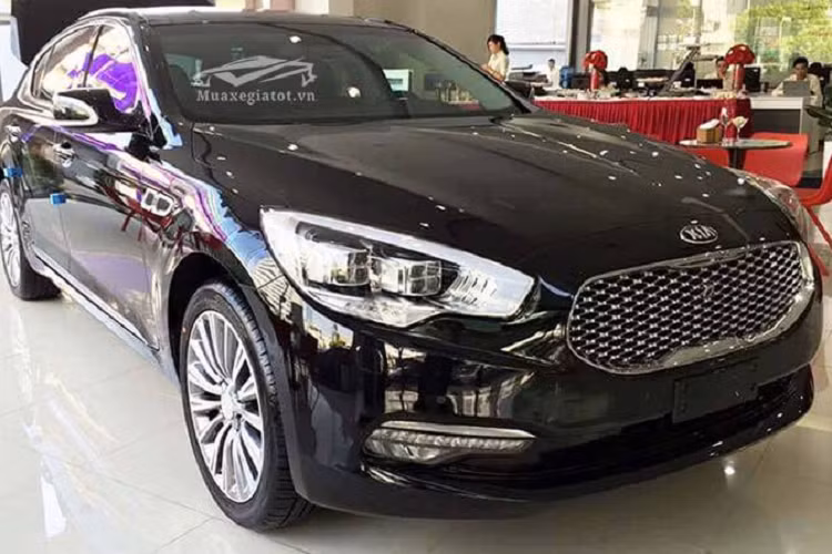 Kia Quoris là mẫu xe rất kén khách tại Việt Nam, chủ yếu được các doanh nhân mua về để phục vụ công việc ngoại giao, nâng tầm hình ảnh cá nhân. Chính bởi lẽ đó nên sau 6 năm, những chiếc Quoris vẫn còn tồn kho rất nhiều.