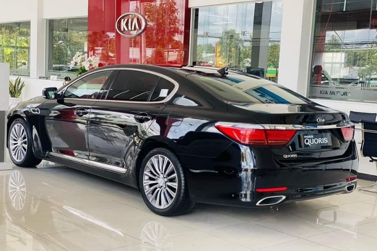 So với những mẫu Kia mới, Quoris có thiết kế khác hẳn bởi vẫn theo phong cách cũ với nhiều đường nét bo tròn. Xe được trang bị đèn pha thông minh cỡ lớn, full-LED tự điều chỉnh góc chiếu khi chuyển hướng. Lưới tản nhiệt mạ hoàn toàn bằng crôm sáng. Đèn sương mù LED đặt 2 bên cản trước.