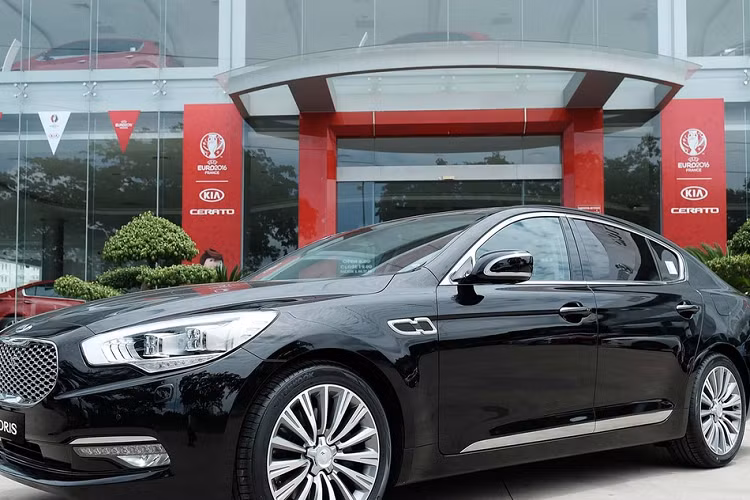 Tại thị trường quốc tế, Kia Quoris có tên là K9 hay K900. Mẫu xe này đã có phiên bản nâng cấp mới từ năm 2018, sau đó có thêm bản nâng cấp lớn vào năm 2021. Tuy nhiên, tại thị trường Việt Nam, hiện tại xe vẫn là đời cũ.