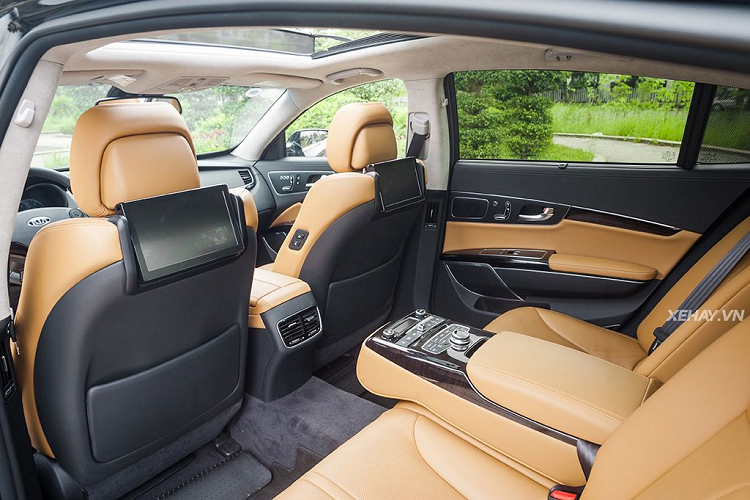 Khoang sau có không gian cho người ngồi rộng mênh mông chẳng kém một chiếc S-Class với bệ tỳ tay trung tâm có tích hợp bảng điều khiển hệ thống màn hình sau, điều hòa, làm mát và sưởi ghế. Thêm vào đó, người ngồi phía sau có thể ấn nút để ghế sau ngả hết cỡ, ghế hành khách phía trước có thể trượt và gập lên để tạo không gian tối đa cho ghế sau bên phải.