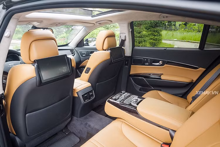 Khoang sau có không gian cho người ngồi rộng mênh mông chẳng kém một chiếc S-Class với bệ tỳ tay trung tâm có tích hợp bảng điều khiển hệ thống màn hình sau, điều hòa, làm mát và sưởi ghế. Thêm vào đó, người ngồi phía sau có thể ấn nút để ghế sau ngả hết cỡ, ghế hành khách phía trước có thể trượt và gập lên để tạo không gian tối đa cho ghế sau bên phải.