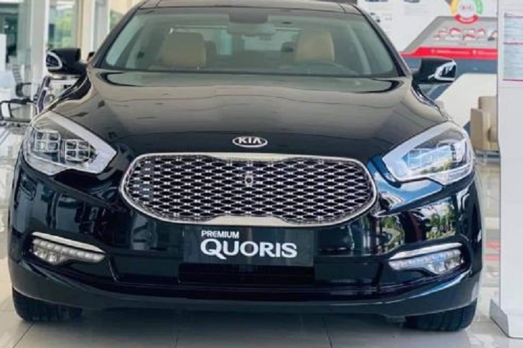 Chiều dài cơ sở của xe đạt 3.045 mm. Những thông số này tiệm cận hoặc ngang bằng với những mẫu sedan hạng sang cỡ lớn tiêu biểu như Mercedes-Benz S-Class, BMW 7-Series hay Audi A8. Tuy nhiên, hiện tại, với giá này, Kia Quoris chỉ có thể đặt lên chung bàn cân với C-Class.