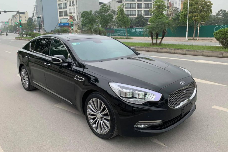 Được biết vào cuối năm ngoái, Kia Quoris giảm giá mạnh, mỗi chiếc giảm đến 500 triệu để xả hàng tồn. Tuy nhiên, đến nay dòng sedan cao cấp của nhà Kia vẫn chưa bán hết. Năm nay, các đại lý lại tiếp tục “chơi lớn” đại hạ giá xuống còn 1,98 tỷ đồng. Kia Quoris có kích thước chiều dài 5.090 mm, rộng 1.900 mm và cao 1.490 mm.