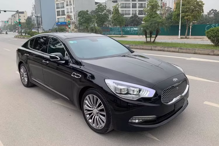 Được biết vào cuối năm ngoái, Kia Quoris giảm giá mạnh, mỗi chiếc giảm đến 500 triệu để xả hàng tồn. Tuy nhiên, đến nay dòng sedan cao cấp của nhà Kia vẫn chưa bán hết. Năm nay, các đại lý lại tiếp tục “chơi lớn” đại hạ giá xuống còn 1,98 tỷ đồng. Kia Quoris có kích thước chiều dài 5.090 mm, rộng 1.900 mm và cao 1.490 mm.