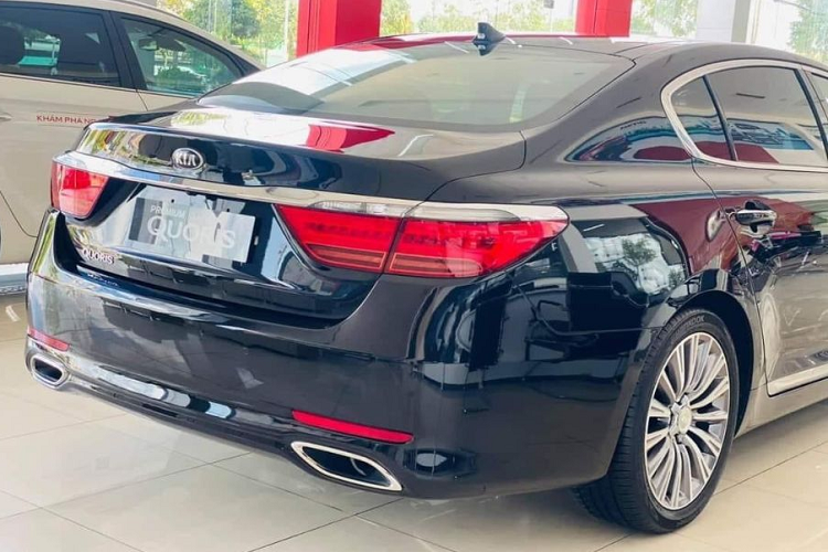 Kia cung cấp cho Quoris các trang bị tiện nghi cơ bản thường thấy trong phân khúc, bao gồm: màn hình TFT LCD 12.3 inch), hai màn hình 9.2 inch phục vụ nhu cầu giải trí của người ngồi hàng ghế sau, cửa sổ trời toàn cảnh, đèn pha tự động điều chỉnh góc chiếu theo góc đánh lái, gạt mưa tự động, và hệ thống âm thanh Lexicon 17 loa, 17 kênh.