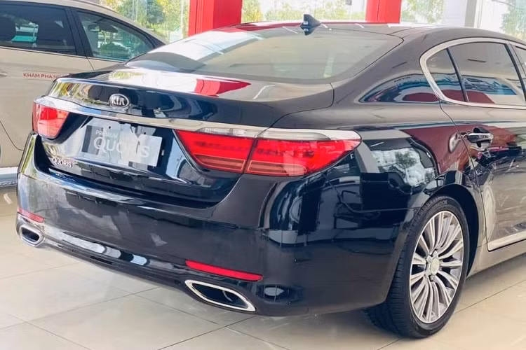 Kia cung cấp cho Quoris các trang bị tiện nghi cơ bản thường thấy trong phân khúc, bao gồm: màn hình TFT LCD 12.3 inch), hai màn hình 9.2 inch phục vụ nhu cầu giải trí của người ngồi hàng ghế sau, cửa sổ trời toàn cảnh, đèn pha tự động điều chỉnh góc chiếu theo góc đánh lái, gạt mưa tự động, và hệ thống âm thanh Lexicon 17 loa, 17 kênh.