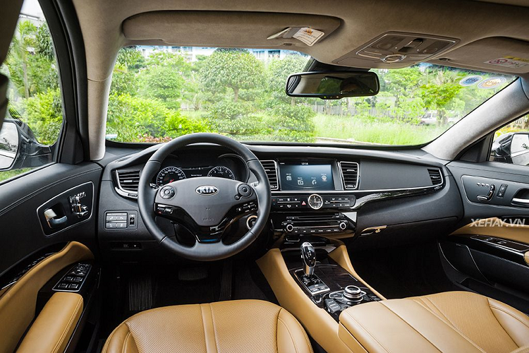 Đuôi xe tạo hình vuông vắn và chắc nịch hơn phần đầu. Hãng đã sử dụng các nét thiết kế ngang, làm gia tăng cảm quan về chiều rộng của xe. Ở bên trong cabin, Kia Quoris rộng hơn rất nhiều so với E-Class hay 5-Series. Xe được trang bị vô lăng 3 chấu, được bọc da và ốp nhựa đen, tích hợp các phím chức năng.