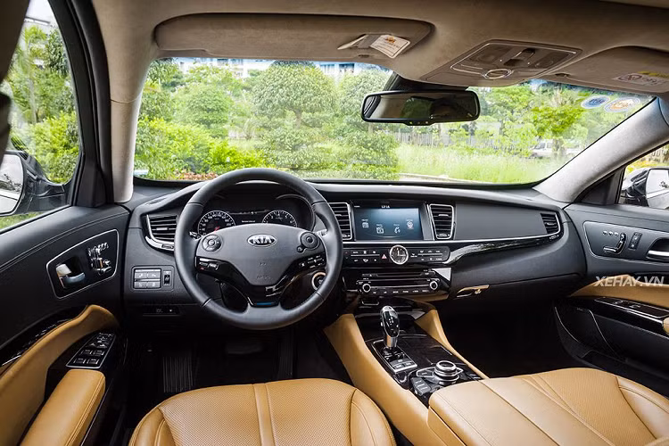 Đuôi xe tạo hình vuông vắn và chắc nịch hơn phần đầu. Hãng đã sử dụng các nét thiết kế ngang, làm gia tăng cảm quan về chiều rộng của xe. Ở bên trong cabin, Kia Quoris rộng hơn rất nhiều so với E-Class hay 5-Series. Xe được trang bị vô lăng 3 chấu, được bọc da và ốp nhựa đen, tích hợp các phím chức năng.