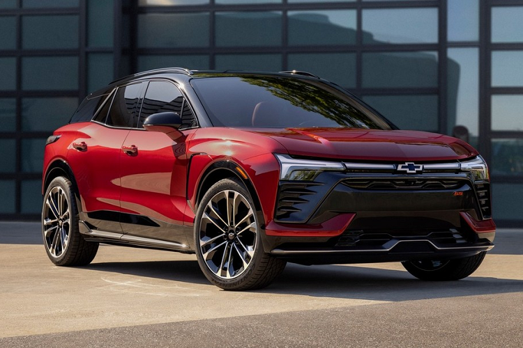 Sau khi lần đầu tiên được công bố vào hồi tháng 1 đầu năm nay, cuối cùng thì mẫu ôtô điện Chevrolet Blazer EV 2023 mới đã chính thức ra mắt thị trường Mỹ. Ở thị trường nội địa, mẫu SUV thuần điện này có tổng cộng 4 phiên bản, bao gồm 1LT, 2LT, RS và SS. Ngoài ra, hãng Chevrolet còn phát triển phiên bản dành riêng cho cảnh sát của Blazer EV mới.