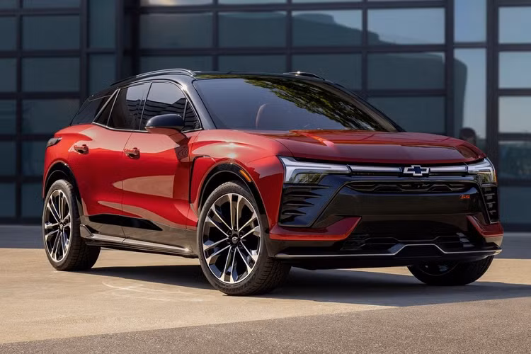 Sau khi lần đầu tiên được công bố vào hồi tháng 1 đầu năm nay, cuối cùng thì mẫu ôtô điện Chevrolet Blazer EV 2023 mới đã chính thức ra mắt thị trường Mỹ. Ở thị trường nội địa, mẫu SUV thuần điện này có tổng cộng 4 phiên bản, bao gồm 1LT, 2LT, RS và SS. Ngoài ra, hãng Chevrolet còn phát triển phiên bản dành riêng cho cảnh sát của Blazer EV mới.