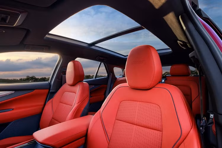 Bù lại, xe mang đến khoảng duỗi chân khá rộng rãi cho hành khách trên ghế sau, cộng thêm cảm giác thoáng đãng nhờ cửa sổ trời toàn cảnh Panorama bên trên. Thêm vào đó là cổng sạc USB Type C và cửa gió điều hòa dành cho hàng ghế sau.