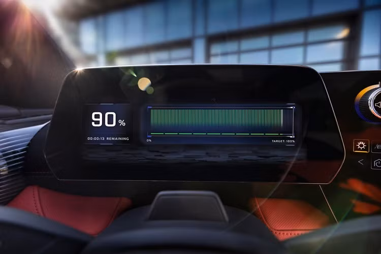 Đáng tiếc là hàng ghế sau của mẫu SUV thuần điện này không phù hợp với người cao do thiết kế dốc của nóc. Ngoài ra, ghế sau của xe còn không có tính năng trượt chỉnh điện.