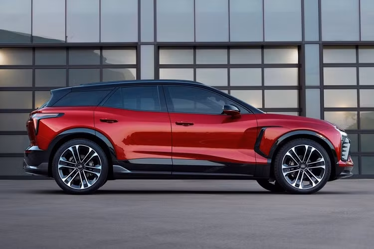 Dù ở phiên bản nào, Chevrolet Blazer EV 2023 cũng có đường dập gân uốn lượn mềm mại, kéo dài từ dải đèn LED định vị ban ngày đến đèn hậu cũng như nóc dốc dần về phía sau và tạo cảm giác "lơ lửng" nhờ các cột màu đen. Thêm vào đó là nẹp màu đen ở vòm bánh cũng như sườn xe và cổng sạc nằm sau chắn bùn trước, mở tự động khi người dùng ấn vào.
