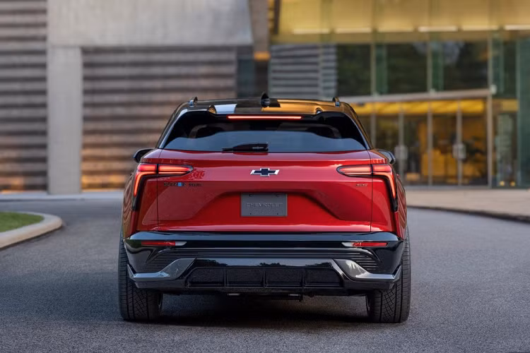 Tiến vào bên trong Chevrolet Blazer EV 2023, người dùng sẽ được "chiêu đãi" bằng không gian nội thất công nghệ cao. Mọi phiên bản của xe đều có bảng đồng hồ kỹ thuật số với màn hình 11 inch và màn hình thông tin giải trí 17,7 inch hướng về phía người lái. Bên cạnh đó là cửa gió điều hòa hình tròn "đặc sản" của thương hiệu Chevrolet.