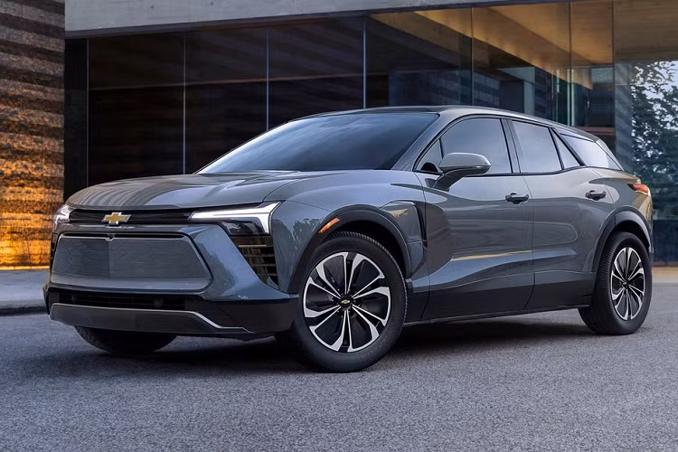 Trong khi đó, bản RS và bản SS sẽ được trang bị dải đèn LED định vị ban ngày kéo dài vào bên trong, đến logo phát sáng của hãng Chevrolet. Riêng bản SS sẽ đi kèm khe gió ở hai góc đầu xe hầm hố hơn, lưới tản nhiệt hẹp bên dưới logo hãng và cánh lướt gió trước nổi bật hơn bên dưới hốc gió trung tâm.