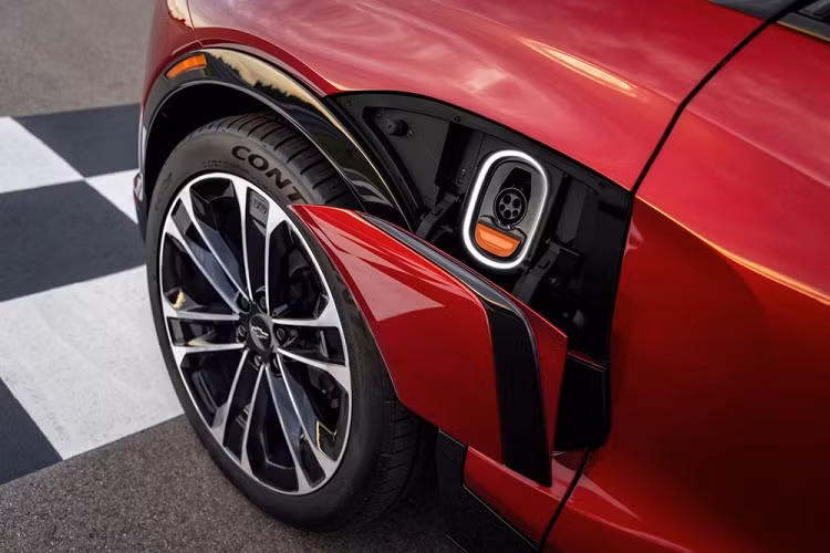 Đằng sau, mẫu SUV thuần điện mới của tập đoàn General Motors (GM) được trang bị đèn hậu LED hình chữ "T" ôm lấy 2 góc đuôi xe. Bản SS sẽ có cản sau màu đen bóng, bộ khuếch tán gió và cánh gió mui tích hợp đèn phanh trên cao.