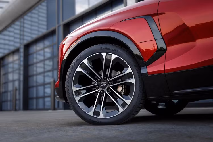 Sự khác biệt tiếp theo giữa các phiên bản nằm ở vành la-zăng. Hai bản LT sẽ chỉ được trang bị vành có đường kính 19 inch. Con số tương ứng của bản RS là 21 inch. Trong khi đó, bản SS dùng vành la-zăng 6 chấu kép khỏe khoắn hơn và có đường kính lên đến 22 inch, đi với cùm phanh Brembo thể thao trên bánh trước.