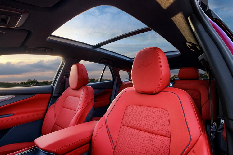 Bù lại, xe mang đến khoảng duỗi chân khá rộng rãi cho hành khách trên ghế sau, cộng thêm cảm giác thoáng đãng nhờ cửa sổ trời toàn cảnh Panorama bên trên. Thêm vào đó là cổng sạc USB Type C và cửa gió điều hòa dành cho hàng ghế sau.