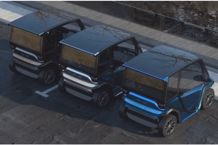 Ngoài ra chiếc xe còn được trang bị tấm pin năng lượng mặt trời được đặt trên nóc xe với khả năng chuyển hóa năng lượng để vận hành thêm khoảng 20km nếu như xe hết pin. Squad Solar City dự kiến sẽ được bày bán rộng rãi tại Châu Âu vào đầu năm 2023 với 4 phiên bản khác nhau, mức giá xe Squad Solar City 2023 dự kiến cho chiếc xe đáng yêu này là từ 6.250 Euro (khoảng 151 triệu đồng).