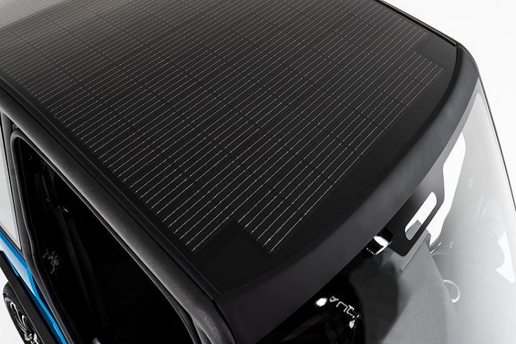 Thiết kế của Squad Solar City cung cấp không gian thoải mái đủ cho 2 người kèm theo đó là khoang hành lý có kích thước siêu nhỏ, chỉ 68L. Hàng cửa hai bên hông xe có thiết kế đặc biệt, có thể tháo rời nhằm giảm trọng lượng cho chiếc xe đặc biệt này. Động cơ của chiếc xe được cung cấp năng lượng bốn gói pin lithium-ion 1,6 kWh cùng hệ dẫn động cầu sau cho tầm vận hành đáng kinh ngạc, lên tới 100km/1 lần sạc và tốc độ tối đa chiếc xe có thể đạt được là 45km/h.