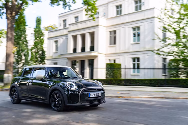 Hai đường sọc đối xứng trên nắp ca-pô của MINI Cooper S 5-Cửa Resolute Edition mới được thiết kế dạng các đường thẳng song song với khả năng thay đổi sắc độ của màu vàng đồng tùy theo góc nhìn. Ngoại thất xe thêm phần mạnh mẽ với mâm hợp kim kích thước 18 inch, thiết kế kiểu Pulse Spoke Black.