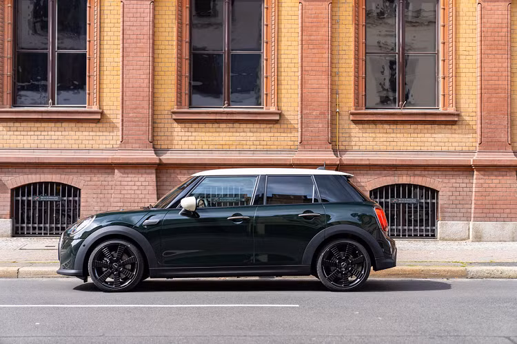  MINI Cooper S 5-Cửa Resolute Edition mới sở hữu thiết kế nổi bật theo triết lý tối giản hóa. Việc sử dụng cách phối màu truyền thống và lược bỏ đi các chi tiết mạ crôm cổ điển, sẽ giúp xe có thiết kế đơn giản, hiện đại và thân thiện hơn với người dùng, đây cũng chính là định hướng thiết kế của MINI cho các mẫu xe mới trong tương lai.