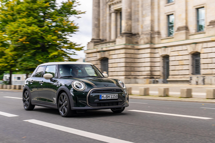 MINI Cooper S 5-Cửa Resolute Edition được trang bị nhiều công nghệ đáng giá. Vô-lăng đa chức năng với các nút bấm được tối ưu hóa tích hợp chức năng điều khiển âm thanh, nhận cuộc gọi, điều khiển bằng giọng nói, điều khiển hành trình và giới hạn tốc độ. Bảng đồng hồ kỹ thuật số phía sau tay lái có kích thước 5-inch hiển thị các thông tin cần thiết cho người lái, đồng thời thông báo và giúp kiểm soát các hệ thống hỗ trợ lái liên quan.
