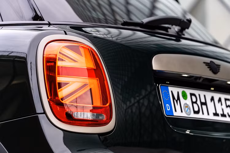 Hệ thống hỗ trợ lái tiên tiến là một phần không thể thiếu trên mọi mẫu xe MINI. MINI Cooper S 5-Cửa Resolute Edition mới được trang bị nhiều tính năng hiện đại như: cảnh báo va chạm, cảnh báo người đi bộ cùng chức năng phanh chủ động giúp người lái dễ dàng điều khiển xe trong điều kiện đường phố đông đúc. Các tính năng hỗ trợ người lái đáng chú ý khác của xe bao gồm: kiểm soát khoảng cách đỗ xe với cảm biến trước sau có tích hợp camera và tính năng kiểm soát hành trình.