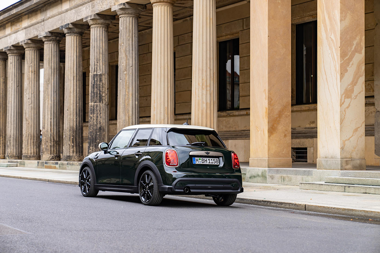 Màu sắc ngoại thất Rebel Green mới giúp xe thể hiện được sự năng động; màu sắc này vốn chỉ sử dụng trên các phiên bản hiệu năng cao John Cooper Works, nay đã xuất hiện trên MINI Cooper S 5-Cửa Resolute Edition. Mui và ốp gương được sơn màu Trắng Pepper tạo nên sự nổi bật riêng biệt cho xe.