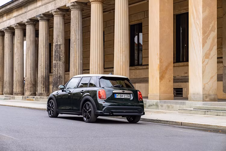 Màu sắc ngoại thất Rebel Green mới giúp xe thể hiện được sự năng động; màu sắc này vốn chỉ sử dụng trên các phiên bản hiệu năng cao John Cooper Works, nay đã xuất hiện trên MINI Cooper S 5-Cửa Resolute Edition. Mui và ốp gương được sơn màu Trắng Pepper tạo nên sự nổi bật riêng biệt cho xe.