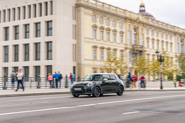 Bề mặt nội thất của xe được thiết kế đặc biệt với các đường uốn cong song song màu vàng nhạt trên nền đen. Ngoài ra, thiết kế sọc này càng nổi bật hơn khi kết hợp với hệ thống đèn nội thất để tạo nên không gian đẹp mắt cho MINI Cooper S 5-Cửa Resolute Edition mới.