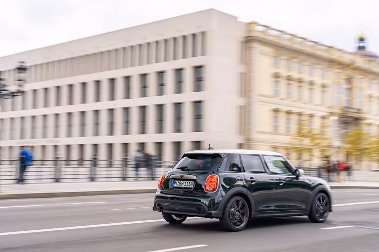 Mô-men xoắn cực đại: 280 Nm tại dải vòng tua 1,350-4,600 vòng/phút. Tăng tốc: 0-100 km/h trong 6.8 seconds. Tốc độ tối đa: 235 km/h. Tiêu thụ nhiên liệu trung bình: 6.0 L/100 km. Khí xả CO2 trung bình: 136 g/km. Phiên bản MINI Cooper S 5-Cửa Resolute hiện đã được trưng bày tại tất cả các showroom THACO AUTO MINI trên toàn quốc. Xe hiện đang có giá bán 2,299 tỷ đồng.