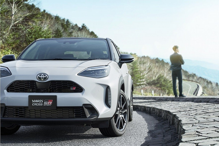 Cũng như người anh em Corolla Cross, Toyota Yaris Cross là mẫu SUV khá lỡ cỡ. Với kích thước bao gồm chiều dài 4.180 mm, chiều rộng 1.765 mm, chiều cao 1.560 mm cùng chiều dài cơ sở 2.560 mm.