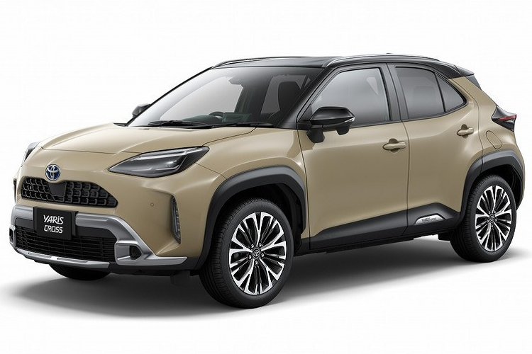 Tương tự Toyota Yaris Cross Adventure mới ở thị trường châu Âu, phiên bản Z Adventure tại Nhật Bản cũng sở hữu một số chi tiết thiết kế khác biệt so với bản thường để có ngoại hình hầm hố hơn. Cụ thể, xe được trang bị nẹp bảo vệ cản trước/cản sau mạ crôm màu tối và baga nóc màu bạc. Tuy nhiên, khác với xe ở châu Âu, Toyota Yaris Cross Z Adventure 2022 tại Nhật Bản lại dùng bộ vành hợp kim đa chấu sơn 2 màu.
