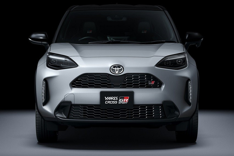 Tiếp đến là mắt lưới hình tổ ong mới bên trong lưới tản nhiệt và hốc gió trung tâm cũng như bộ vành nhôm 18 inch, đi với lốp thể thao Falken FK510 SUV. Logo "GR" xuất hiện trên lưới tản nhiệt và cửa cốp sau như dấu hiệu nhận biết cho phiên bản thể thao của mẫu SUV cỡ nhỏ này.