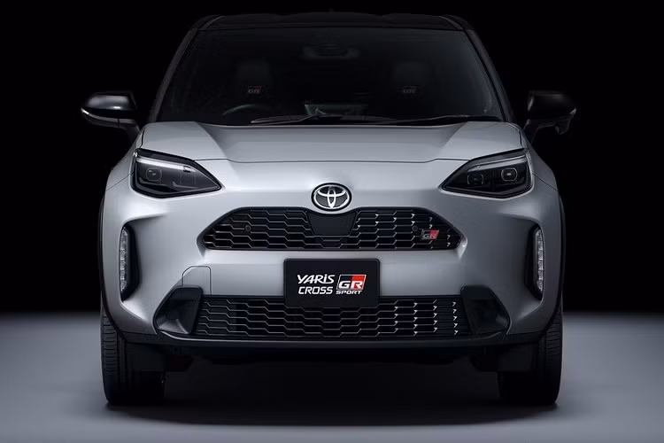 Tiếp đến là mắt lưới hình tổ ong mới bên trong lưới tản nhiệt và hốc gió trung tâm cũng như bộ vành nhôm 18 inch, đi với lốp thể thao Falken FK510 SUV. Logo "GR" xuất hiện trên lưới tản nhiệt và cửa cốp sau như dấu hiệu nhận biết cho phiên bản thể thao của mẫu SUV cỡ nhỏ này.