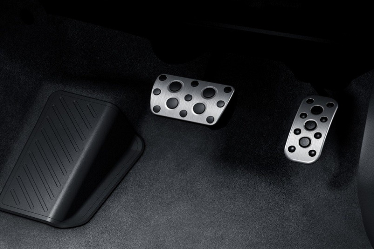 Thứ hai là hệ truyền động hybrid với động cơ xăng 1.5L và mô-tơ điện nhỏ. Động cơ xăng sản sinh công suất tối đa 91 mã lực và mô-men xoắn cực đại 120 Nm. Hai con số tương ứng của mô-tơ điện là 80 mã lực và 141 Nm. Ở phiên bản dẫn động 4 bánh E-Four, Toyota Yaris Cross Hybrid 2022 sẽ có thêm mô-tơ điện đằng sau với công suất tối đa 5,3 mã lực và mô-men xoắn cực đại 52 Nm.